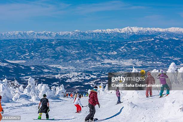 winter sports in japan - skipiste stockfoto's en -beelden