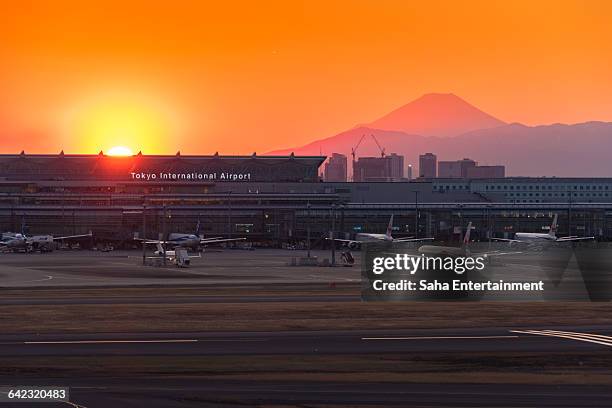 tokyo international airport at sunset with mt fuji - tokyo international airport bildbanksfoton och bilder