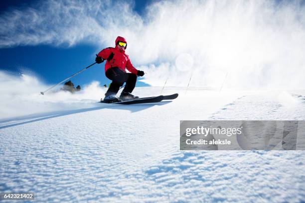 esquiador en montañas - andorra ski fotografías e imágenes de stock