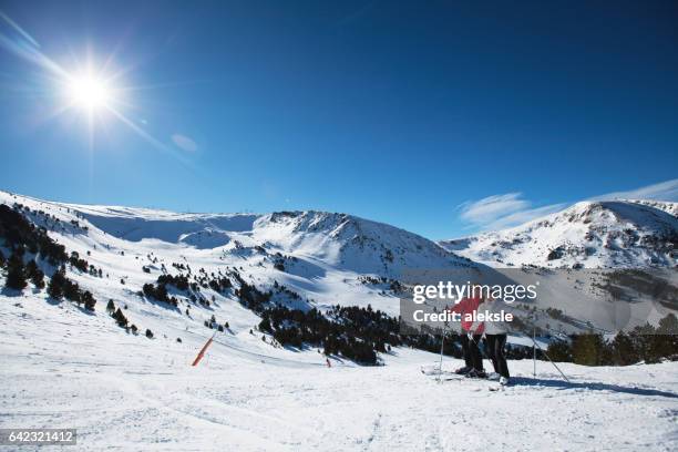 paar genieten van vakantie - andorra la vella stockfoto's en -beelden