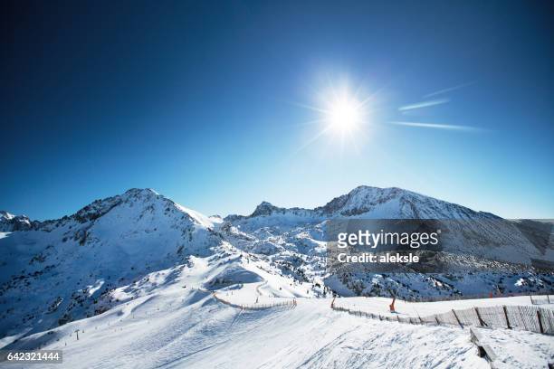 hermosas montañas de invierno en un día soleado y bien iluminada - pirineos fotografías e imágenes de stock