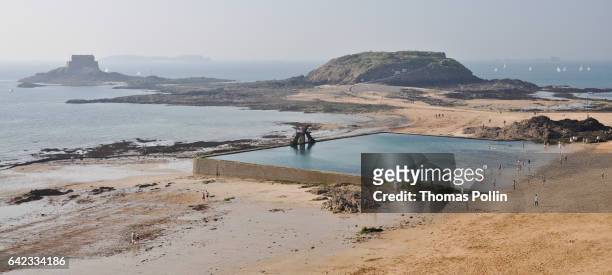 seawater pool in saint-malo - st malo stock pictures, royalty-free photos & images