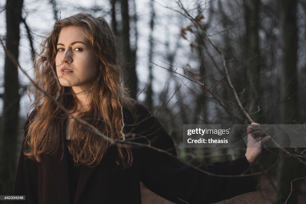 Mulher jovem bonita no bosque