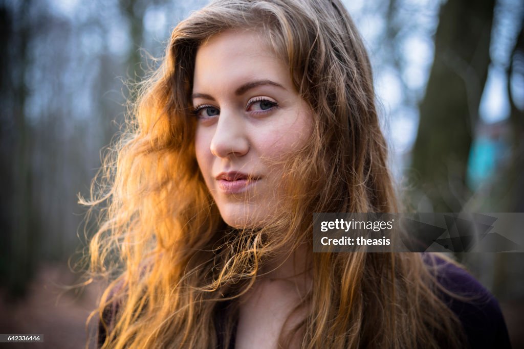 Jolie jeune femme dans les bois