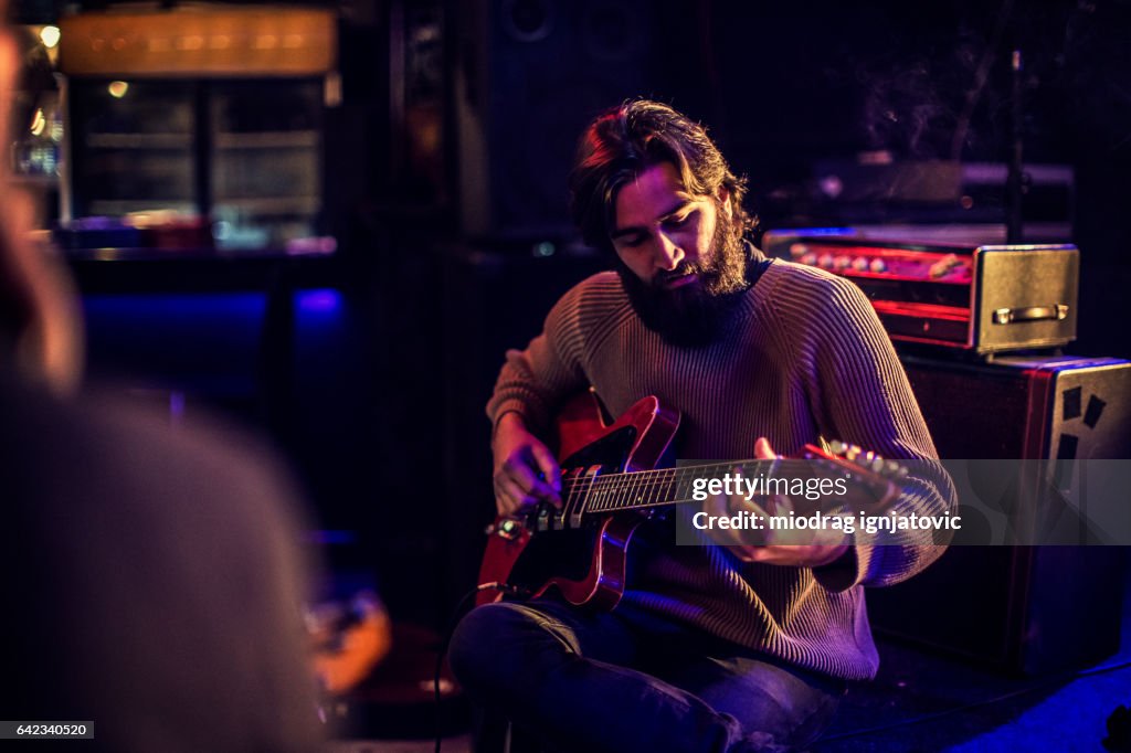 In harmonie met zijn gitaar