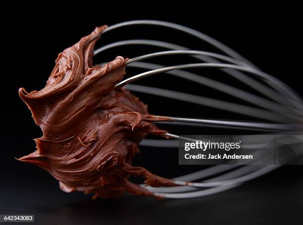 chocolate on whisk - chocoladeglazuur stockfoto's en -beelden