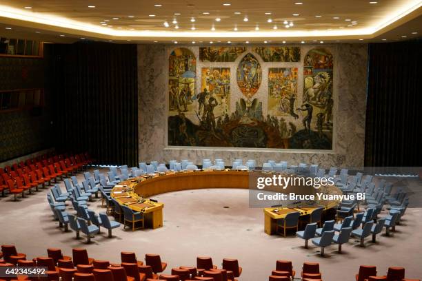 security council chamber at united nations - nations unies photos et images de collection