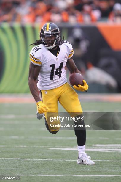 Sammie Coates of the Pittsburgh Steelers runs the football upfield during the game against the Cincinnati Bengals at Paul Brown Stadium on December...