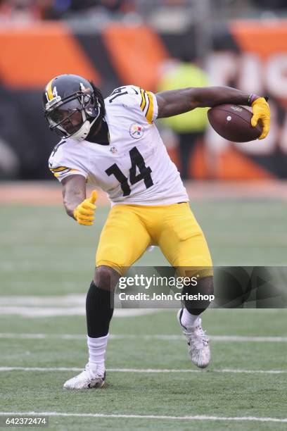 Sammie Coates of the Pittsburgh Steelers runs the football upfield during the game against the Cincinnati Bengals at Paul Brown Stadium on December...