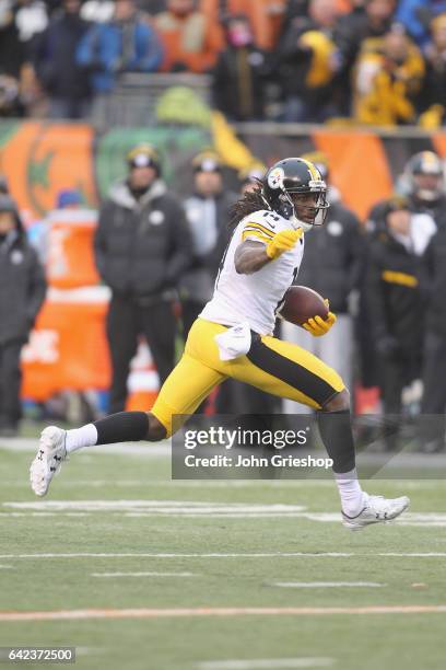 Sammie Coates of the Pittsburgh Steelers runs the football upfield during the game against the Cincinnati Bengals at Paul Brown Stadium on December...