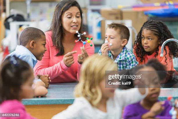 multiraciale leraar en kinderen in science lab - elementary school classroom stockfoto's en -beelden