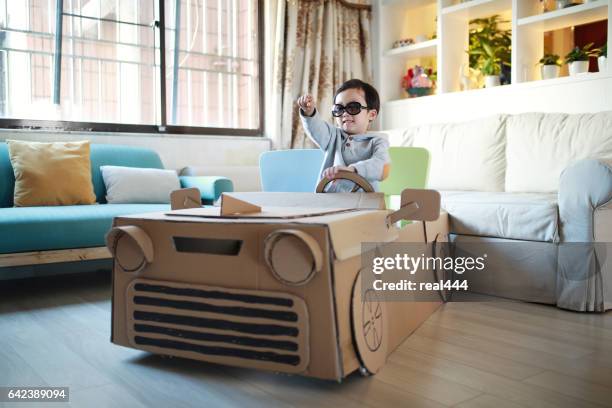 kinder spielen auf dem karton - car interieur stock-fotos und bilder