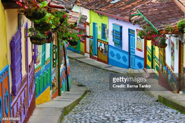 colourful architecture in guatape - colombia photos et images de collection