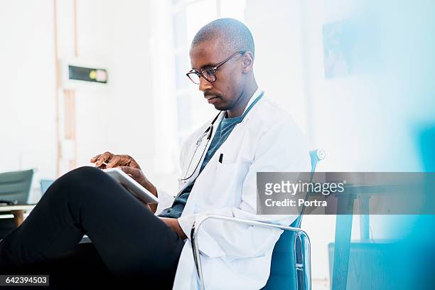 doctor using digital tablet in hospital - selective focus foto e immagini stock