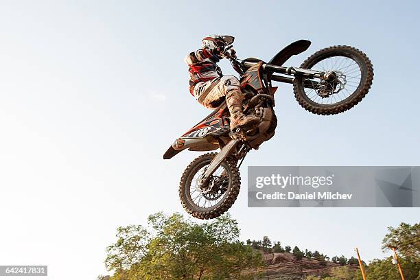 close up of a dirt bike motocross jump. - 電單車比賽 個照片及圖片檔