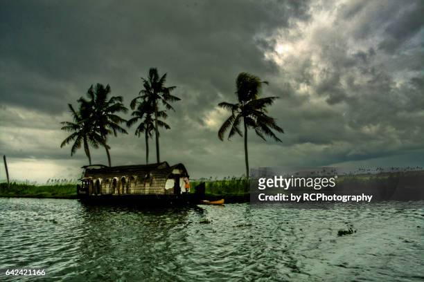 kerala houseboat - india monsoon stock-fotos und bilder