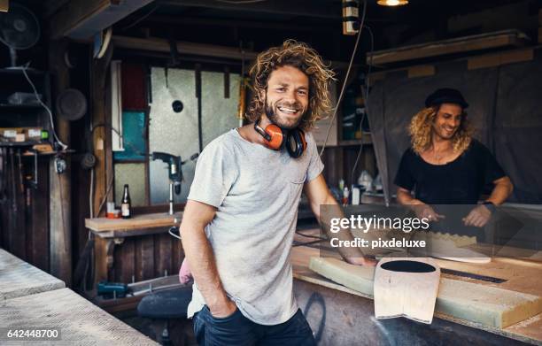 el taller es nuestro lugar feliz - carpintero fotografías e imágenes de stock