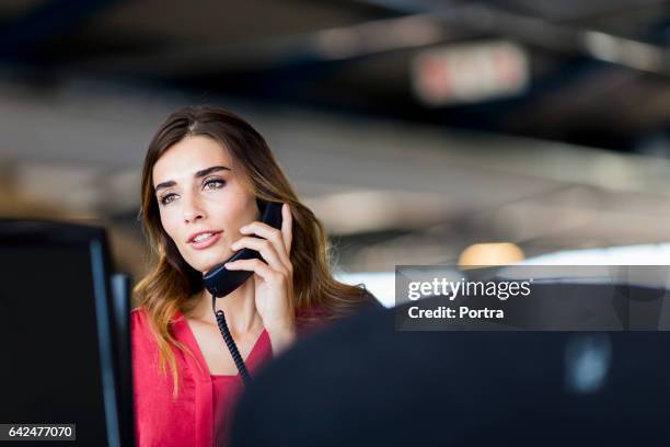 confianza empresaria hablando por teléfono en la oficina - teléfono con cable fotografías e imágenes de stock