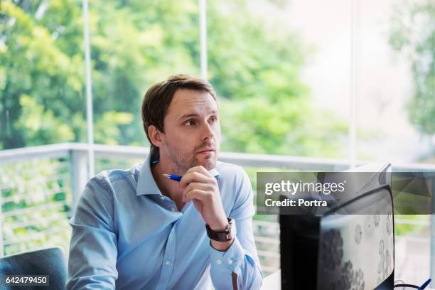pensive femme d'affaires dans le bureau - seulement des jeunes hommes photos et images de collection