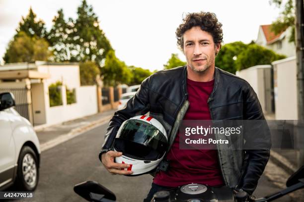 homme confiant assis sur la moto - motorcycle biker photos et images de collection