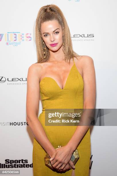 813 Robyn Lawley Photos and Premium High Res Pictures - Getty Images 813 Robyn Lawley Photos and Premium High Res Pictures - Getty Images