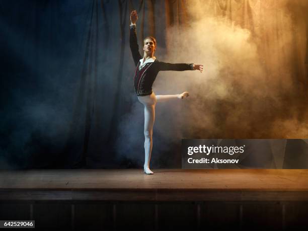 ballett-tänzerin auf der bühne im theater - balletttänzer männlich stock-fotos und bilder