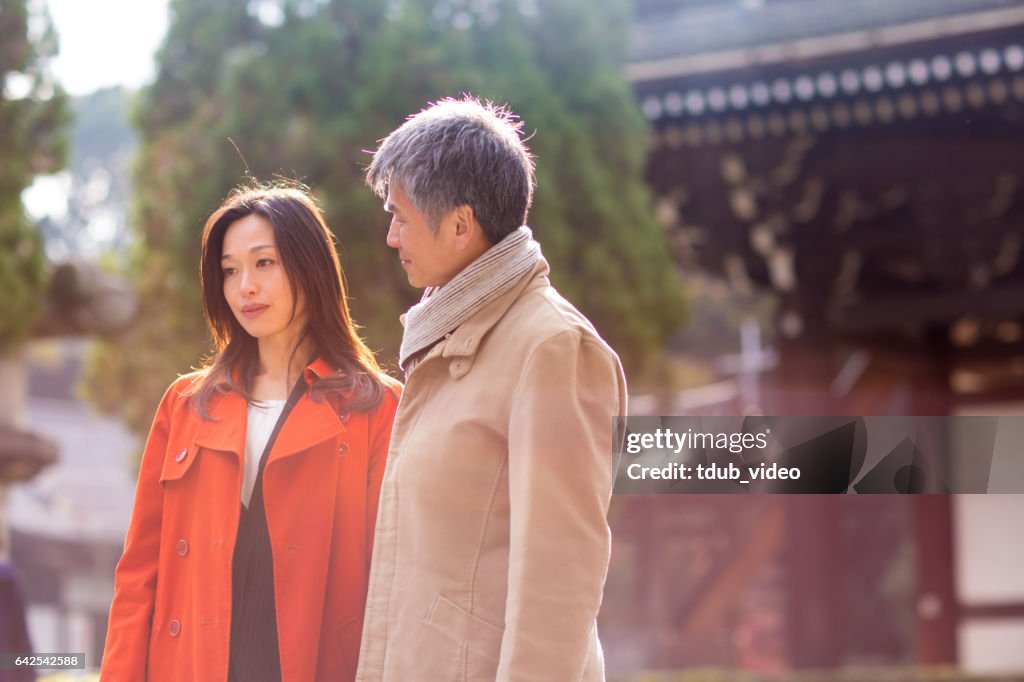 一緒に歩いて半ば大人カップル