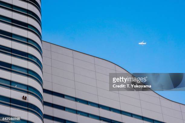 building, blue sky, airplane - 飛行機 stock-fotos und bilder
