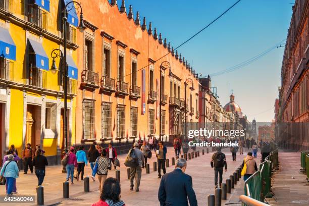 fußgänger gehen auf calle moneda am zocalo downtown mexico city - calle urbana stock-fotos und bilder