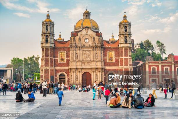 bezoekers van de basiliek van onze-lieve-vrouw van guadalupe mexico stad - basiliek stockfoto's en -beelden