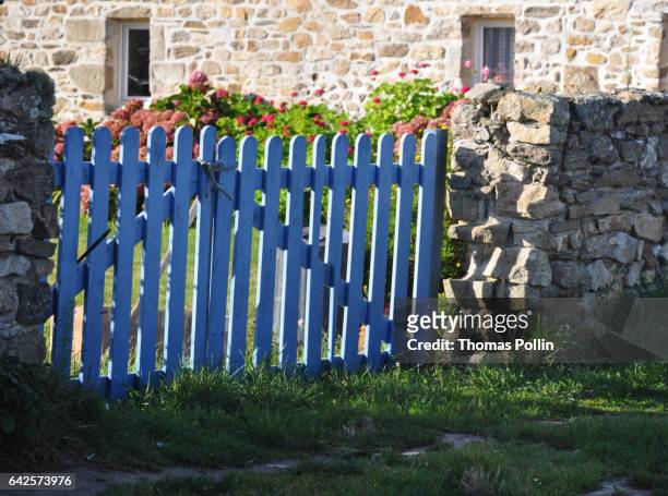blue wooden gate of a breton stone house - océan atlantique stockfoto's en -beelden