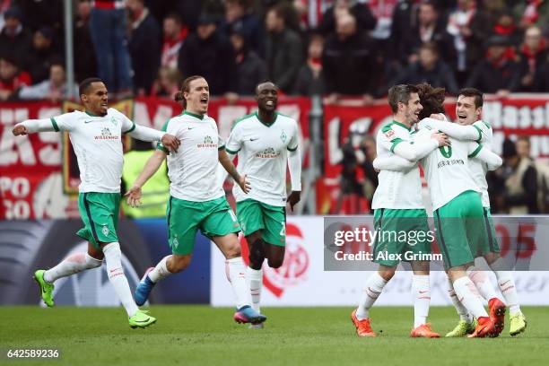 Thomas Delaney of Bremen celebrates his team's second goal with team mates during the Bundesliga match between 1. FSV Mainz 05 and Werder Bremen at...