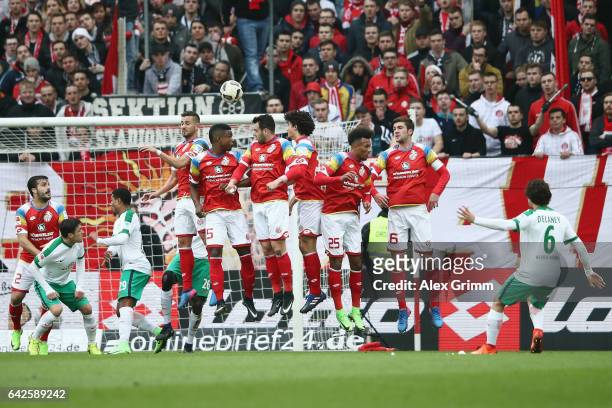Thomas Delaney of Bremen scores his team's second goal with a free kick during the Bundesliga match between 1. FSV Mainz 05 and Werder Bremen at Opel...