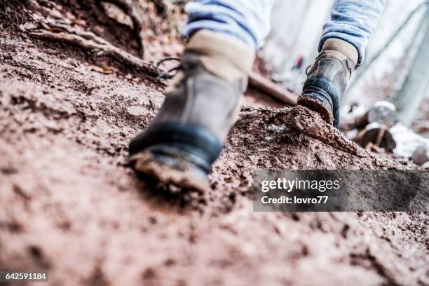 wandern durch den schlamm - dirty feet stock-fotos und bilder