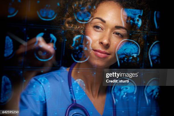 neurochirurg controle mri-scans - screening of ill see you in my dreams arrivals stockfoto's en -beelden