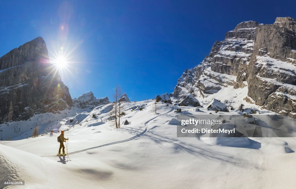 Terug land skiër op witte hellingen op de Watzmann - Alpen