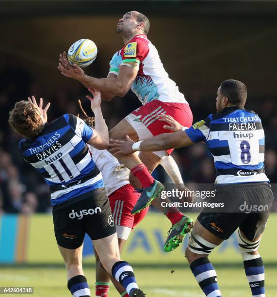 Aaron Morris of Harlequins outjumps Harry Davies and Toby Faletau during the Aviva Premiership match between Bath Rugby and Harlequins at the...