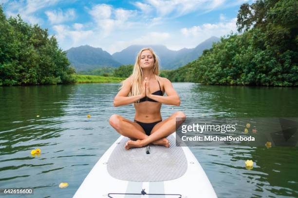 young women on a paddle board - hanalei stock pictures, royalty-free photos & images