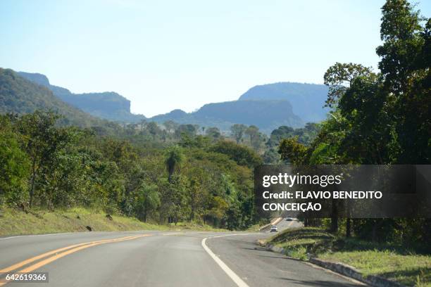 highway to pantanal brazil - montanha stockfoto's en -beelden