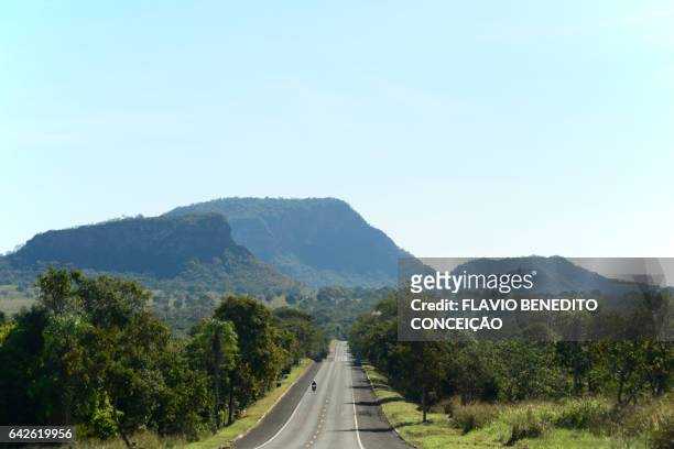 highway to pantanal brazil - mato grosso state 個照片及圖片檔