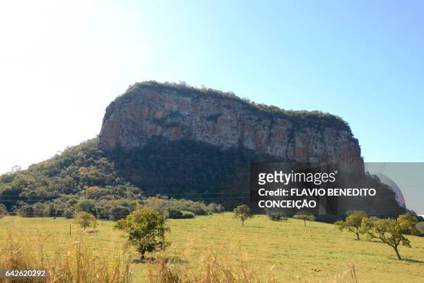mountain on the way to the pantanal brazil - montanha stockfoto's en -beelden