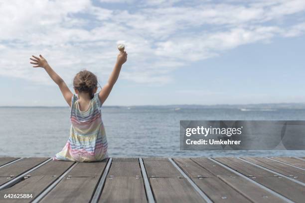 gelukkig meisje met ijs - kid eating ice cream stockfoto's en -beelden