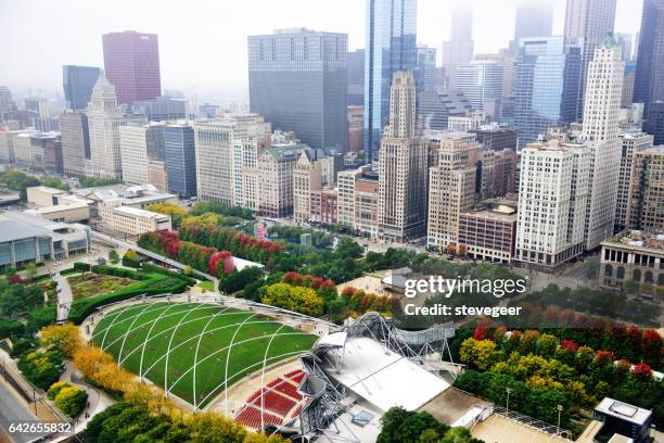millennium park en michigan avenue above, chicago - michiganmeer stockfoto's en -beelden
