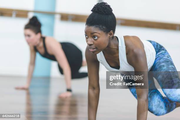 grupo de mujeres haciendo barra + entrenamiento trx - barre class fotografías e imágenes de stock