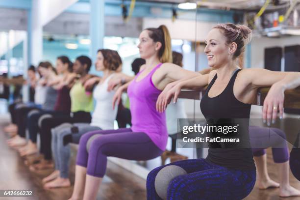 groupe de femmes faisant la barre + entraînement trx - barre de danse photos et images de collection