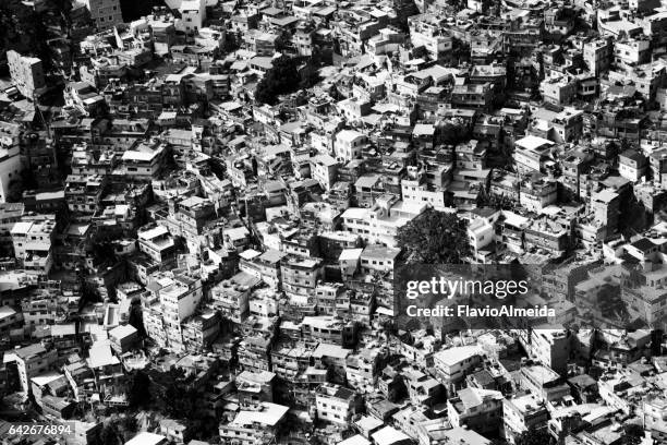 rocinha seen from above - rocinha río de janeiro fotografías e imágenes de stock