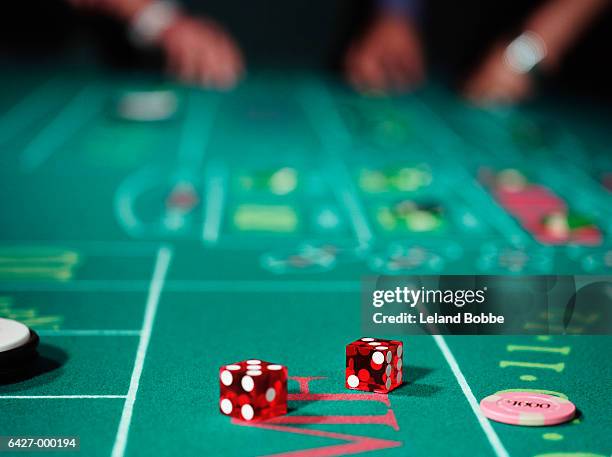 craps table - casino stockfoto's en -beelden