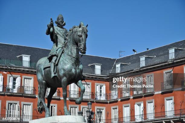 statue of king philip iii of spain - statue de philippe iii photos et images de collection