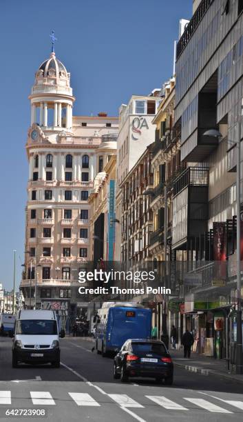 gran via street in madrid - ciel sans nuage stockfoto's en -beelden