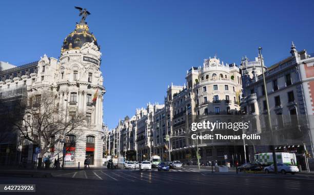 metropolis bulding in madrid - circulation routière stock pictures, royalty-free photos & images